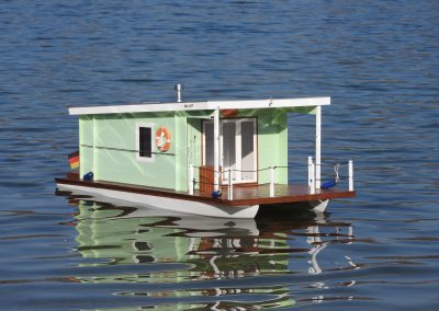 Ferngesteuertes Hausboot